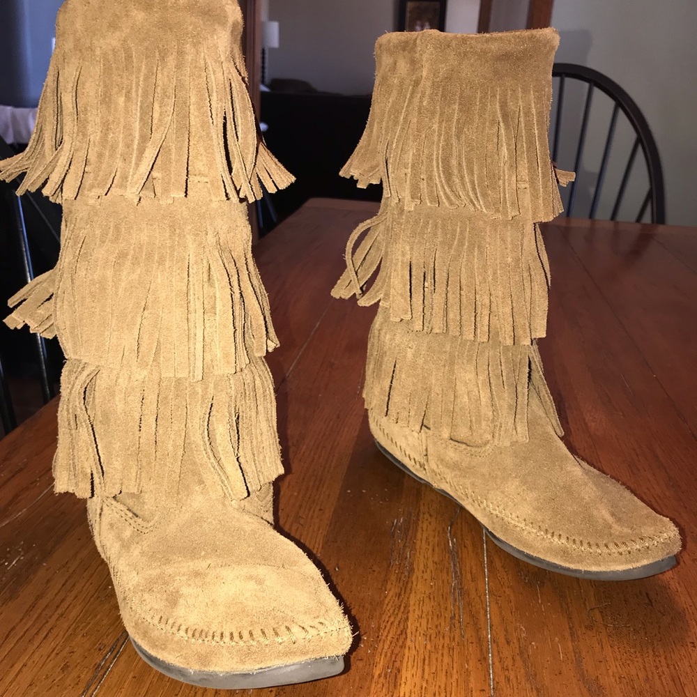 Minnatonka suede beige boots!